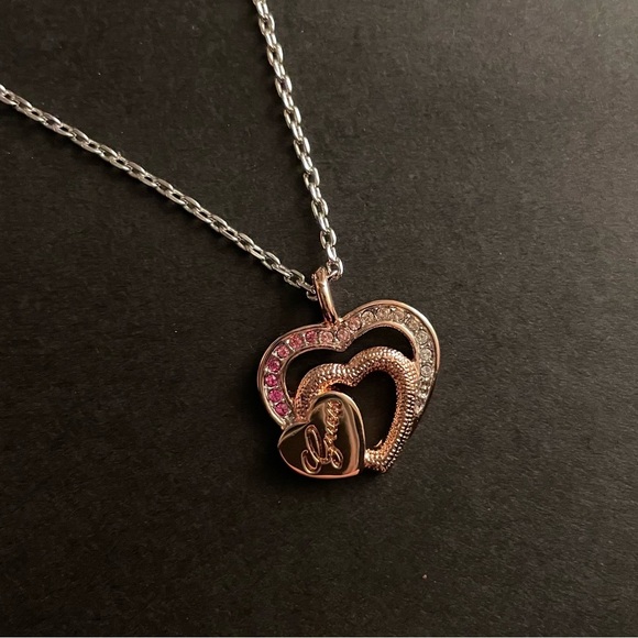 *NEW* GUESS Heart Necklace - Picture 5 of 7